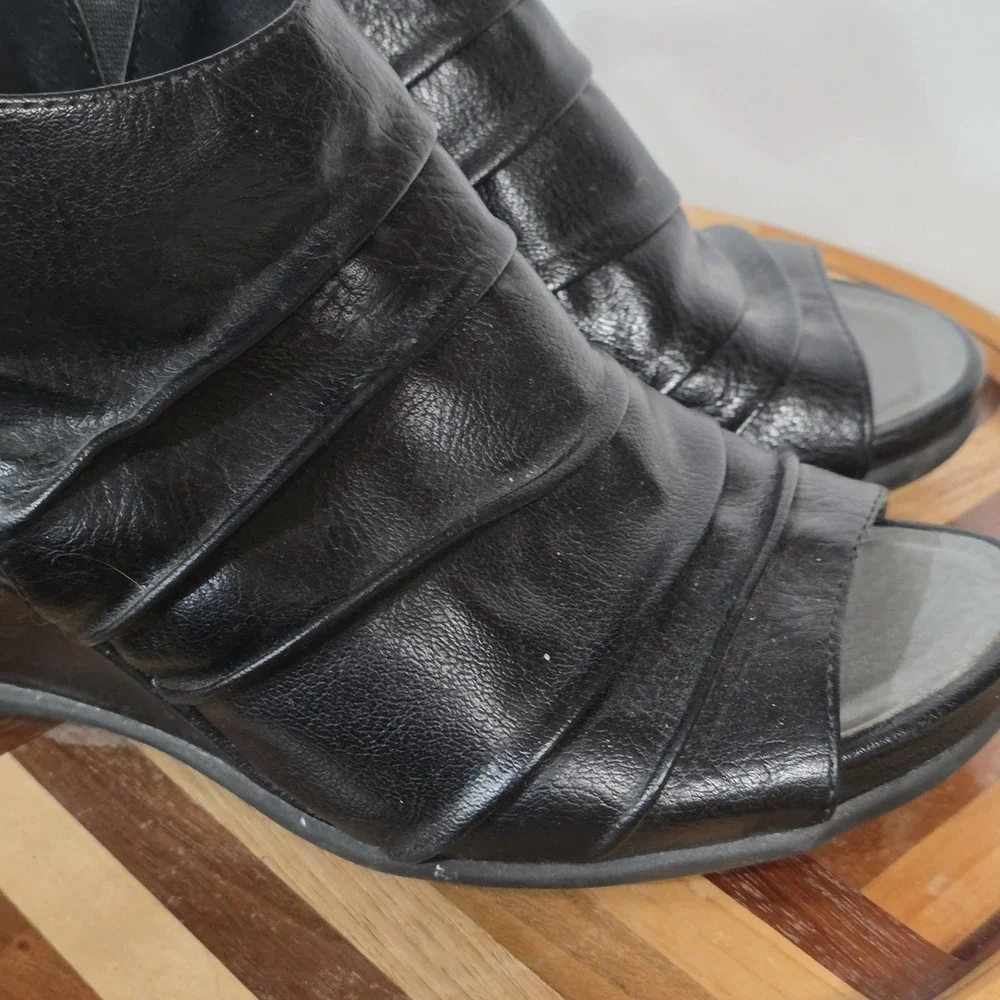 Black Faux Leather Sandals Croft & Barrow Womens Shoes SIZE 6.5 Peep Toe